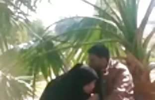 XXX Tóc vàng, nhảy trên một con gà trống và bắt dầu