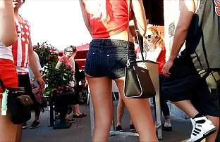 XXX Rám nắng, Scarlett bơi trong hồ bơi và đánh thằng khốn