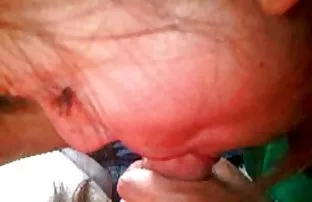 XXX Một con gà trống hai miệng của học sinh trong một bữa tiệc