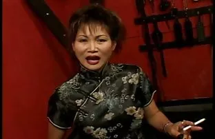 XXX Nóng lớn mông khéo léo đặt trên các thành viên của bày