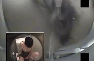 XXX Cạo đầu đàn bà khó dư melomanka trong quần màu đỏ