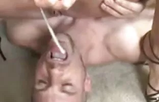 XXX Cô gái tóc vàng bị trêu ghẹo các bạn trai cho tình dục thường xuyên