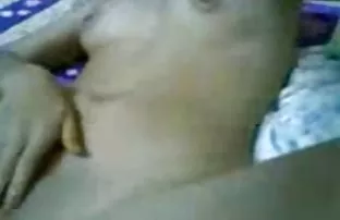 XXX Đẩy quần lót của cô qua một bên và quyến rũ âm đạo