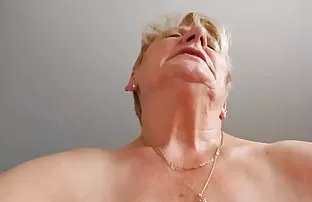 XXX Y tá đi vào phòng ngủ để gã và đánh mình trong mưa