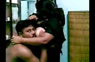 XXX Đại trượng phu đập một phụ nữ da đen sau khi một bên trong nhà bếp