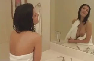 XXX Dưới một cây bạch dương trong vườn cô hài lòng với người bạn chân và đánh anh ta