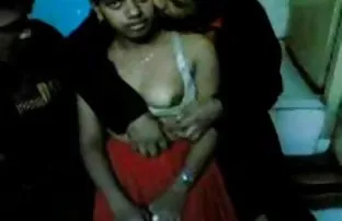 XXX Người phụ nữ mặc đồ lót và cám dỗ cậu bé hàng xóm