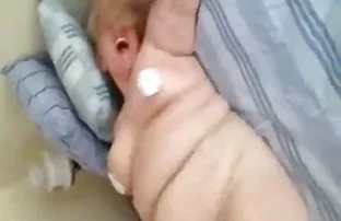 XXX Một người hàng xóm đã đột nhập vào nhà để hút các chàng trai