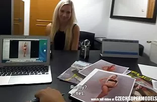 XXX Cậu bé lớn vẻ đẹp trong một hộp đêm nhà vệ sinh