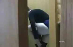 XXX Lừa dối với một tóc đỏ rieltorshey trong khi người vợ đang theo dõi ngôi nhà
