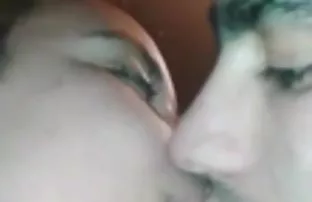 XXX Cô Gái có vui vẻ với một gã trong phòng ngủ